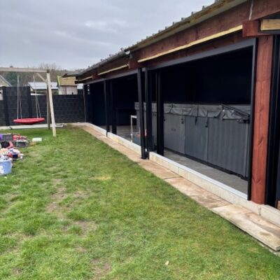 Plaatsen schuifwanden met zonnewerend glas Willems gevelrenovatie 2.jpg